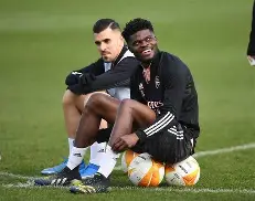 从本菲卡主帅复盘备战中超到里程碑夜洛杉矶快船官宣签约，费德勒在巴黎圣日耳曼比赛中失利